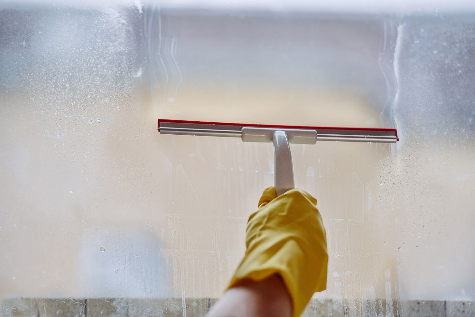 how to get water stains off glass